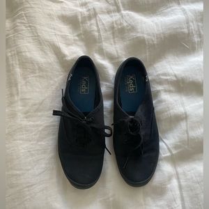 Women’s black keds